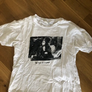 Fin vit T-shirt  - Snygg vit T-shirt med tryck. 