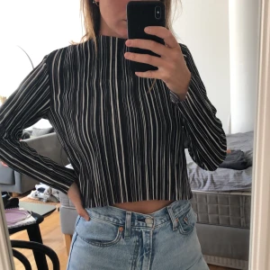 Svart/vit/grå-randig plisserad topp  - Från HM! Jag har vanligtvis 36-38 så storleken kan vara lite missvisande! Aldrig använd! Frakt ingår! 