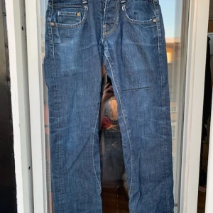 G-star raw jeans - Välanvänd. Lagat hål. Oklar exakt vilken storlek för att det har suddats ut med tiden. Gissar ungefär M i strl. Pris kan diskuteras. 