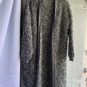 Lång varm kofta - Jättevarm lång lös mysig kofta eller kappa i 100% akryl. Från Notion 1.3 str. Medium. Jättemysig varm kofta som kan användas som ytterplagg under hösten. I gråvit färg. I bra skick. Kan passa På S då den är lite lös modell. 