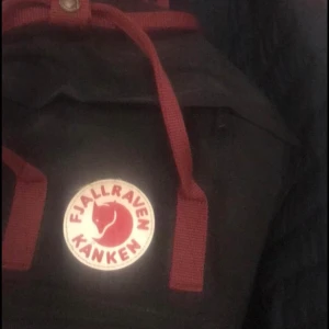 Kånken Fjällräven Ryggsäck Backpack  - 16 LITERS Sparsamt använd! Ordpris 999-1400kr några år sen men tyvärr vart mycket oanvänd.