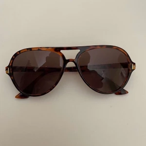 Tom Ford Solglasögon☀️ - Sjuukt snygga Tom Ford solglasögon. Satte in nya glas i förra veckan (från Tom Ford.) Kostade 3799kr i butik, men är öppen för bud från 1000kr:).  Byten är intressant😁                           Skriv om du har frågor eller vill ha fler bilder!