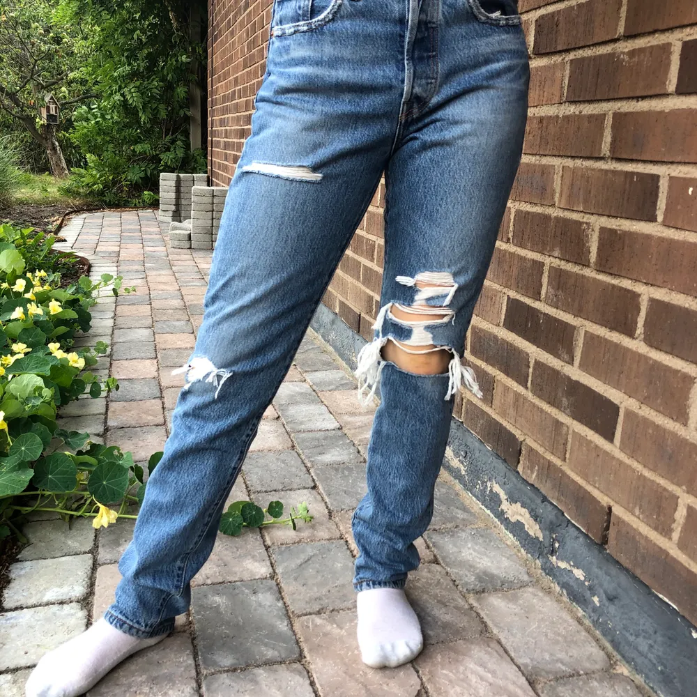 Ett par ursnygga Levi’s jeans i superbra skick! Använda endast ett fåtal gånger, max 5 gånger, innan de tyvärr hann bli för små. Därmed står min kompis modell på bilden istället. Köpare står för frakt!. Jeans & Byxor.