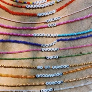 Egengjorda smycken  - Prislista Armband 45kr halsband 50kr ring 15kr| Frakt 10-15 kr 🐶🦊🦁🐵🐔 TIPS på armbands motiv •FUCK CANCER • BLM • ALDRIG ENSAM • ADHD ROCKS • betydelsefullt DATUM • •betydelsefullt NAMN • FIGHT CANCER • HAPPINESS • HAPPY 