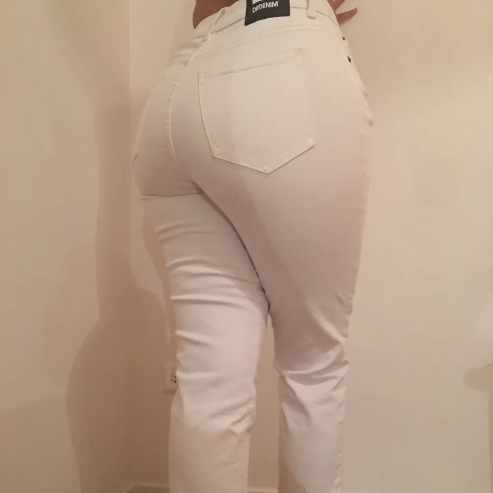 Vita DrDenim jeans, storlek 28/26 (är vanligtvis 38 i byxor), har fickor och går att använda med bälte,oanvända,  säljer då de inte kommer till användning🌸. Jeans & Byxor.