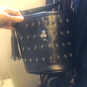 Handväska - Saknar en dödskalle på framsidan 