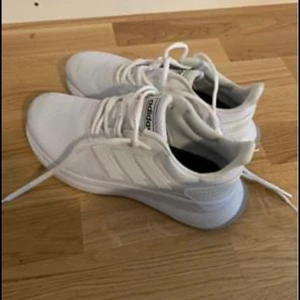 Adidas skor strl 36 - Använda 1 gång 
