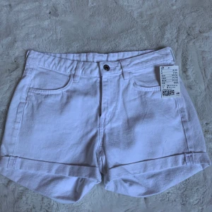 Oanvända vida hm shorts - Detta är ett par superfina oanvända högmidjade shorts ifrån Hm som ej kommit till användning, prislapp finns kvar 