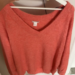 En rosa stickad tröja från Hm - Hyfsat bra skick och köpt förra året. Tröjan är inte alls sticksig mot huden!