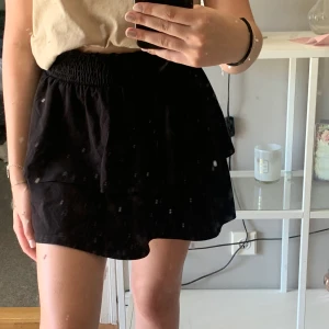 Volangkjol - Säljer nu min fina volangkjol från Ginatricot då den tyvärr blivit för kort, köptes förra året men är i fint skick (smutsig spegel)🦋 frakt blir 44 kr