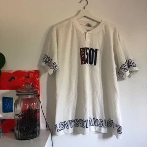 LEVI’S 501 T-shirt - 💛Unik tröja som jag använt som klänning 💛Strl är XL herr skulle jag tro men som klänning passar den S-M 📦 Frakt ingår i priset 
