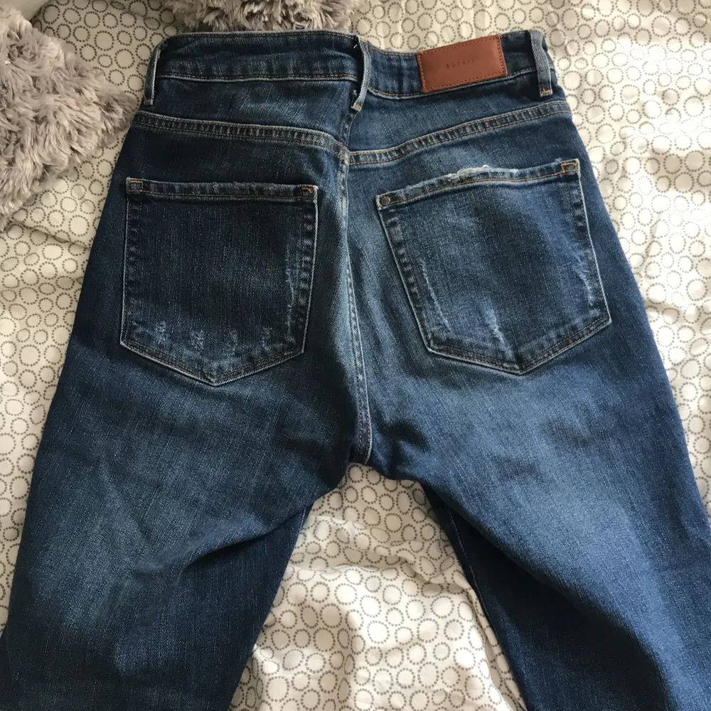 Håliga jeans, sparsamt använda, snygg blå färg på jeansen.. Jeans & Byxor.