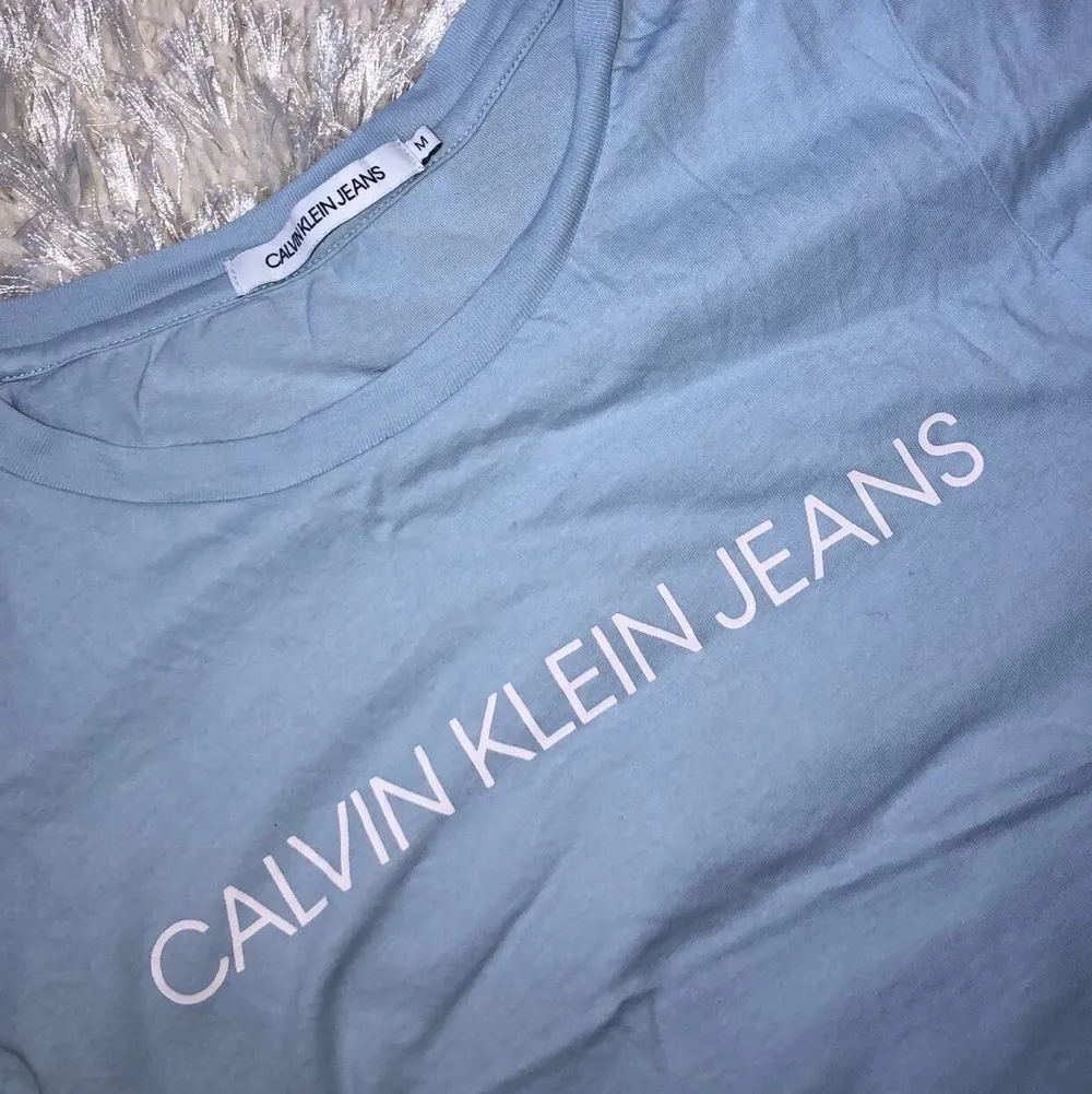 calvin klein t-shirt i storlek M men jag är s och den passar mig, så fin. använd en gång. T-shirts.