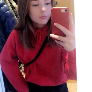 Bik bok hoodie  - Säljer mina röda hoodie från Bik bok! Den är ganska mycket använd så lite nopprig, köparen står för frakt🍒❤️