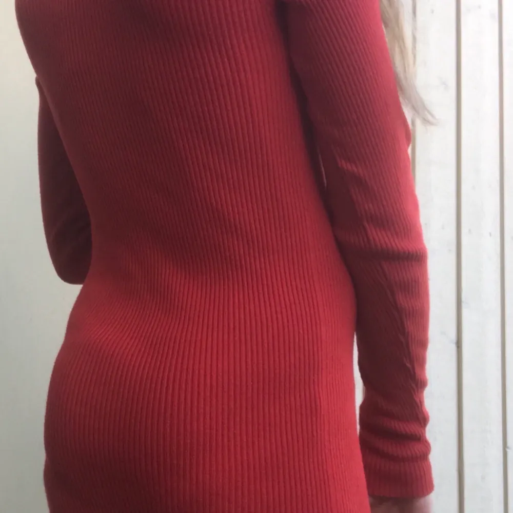 Snygg röd klänning från Gina tricot🌹 sitter tajt. Original pris var 349kr. Är storlek 32. Finns inte längre i äffärer 🏬 . Klänningar.