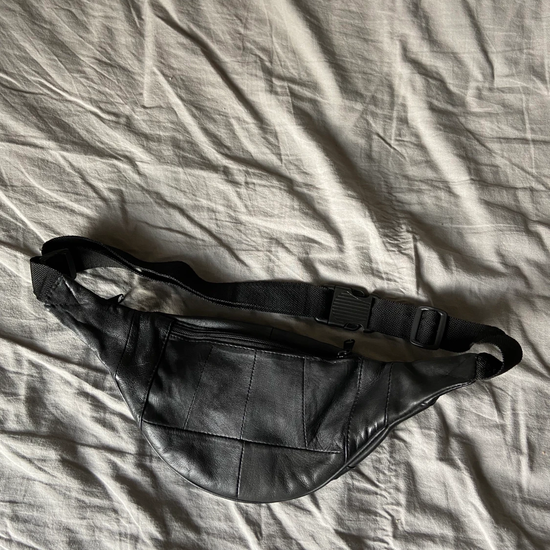 Svart midjeväska i fejk läder - 90