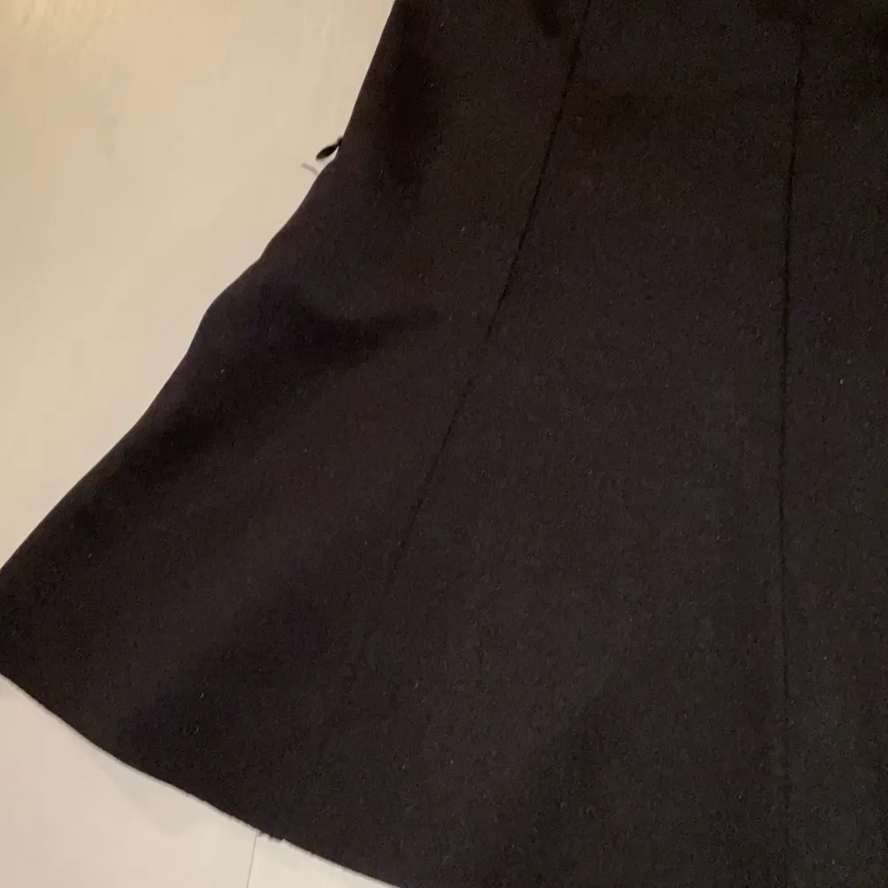 Detta är en kjol från kids Lindex, den är stretchig och sitter jättebra. Påminner om en tenniskjol, den är svart o det finns en dragkedja i sidan. Köparen stan står för frakt(50kr). Kjolar.