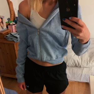 Blå zip-up från h&m - en vanlig hoodie med dragkedja i super fin blå färg 💙⚡️ använd måttligt och har inga fläckar eller märken :) frakt tillkommer