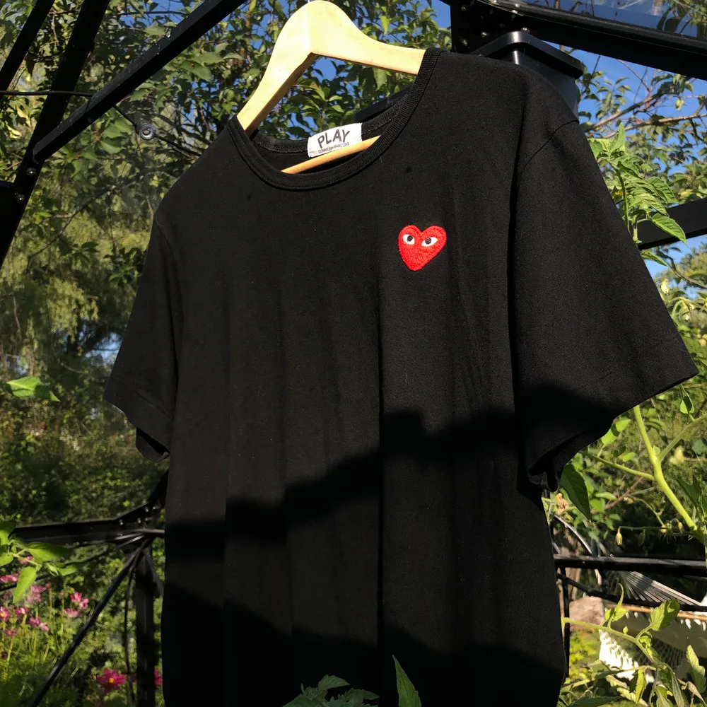 Klassisk svart cdg T-shirt! Använd fåtal gånger:) storlek L i japanskstorlek, motsvarar S! Kan mötas upp i Stockholm eller fraktas(63kr). T-shirts.