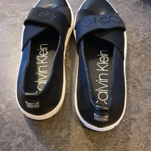 Calvin Klein skor - Fina Calvin Klein skor användes 1 gång. Stor istorlek för en 39.