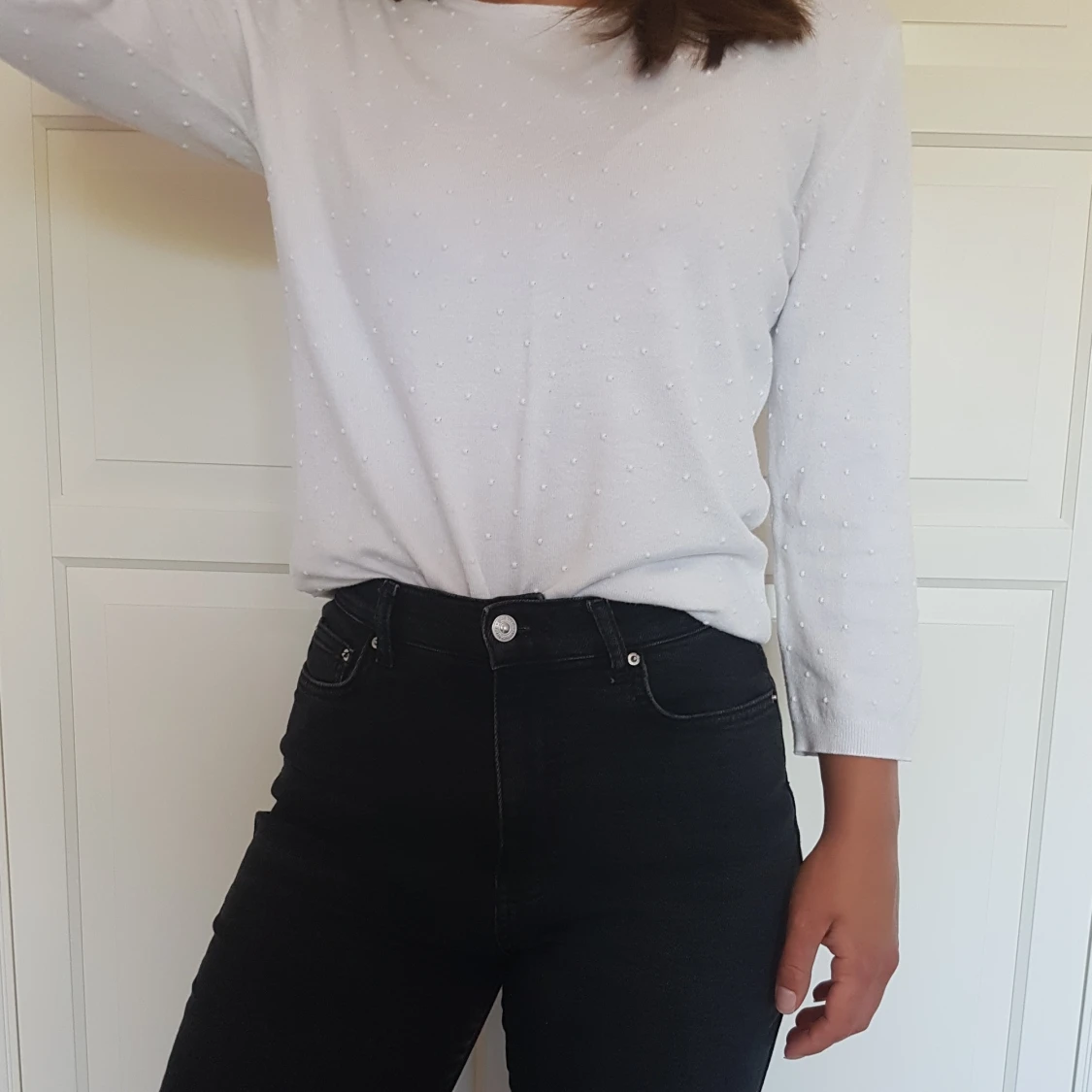 Vit stickad tröja med trekvartsärm