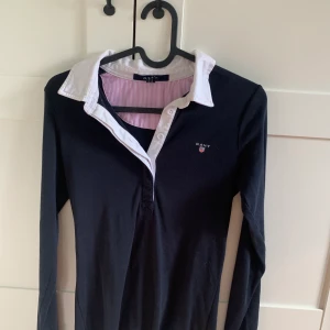 Skjorta - En gant skjorta med mjukt material. Strl XS och endast använd några fåtal gånger.