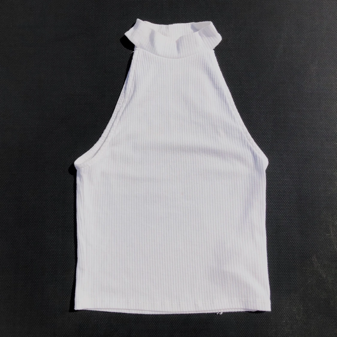 tajt vit ribbad croptop med turtleneck