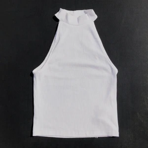 tajt vit ribbad croptop med turtleneck  - 💕 en tajt vit ribbad croptop med turtleneck, använd, strechigt och bekvämt tyg, lite genomskinlig. frakt kostnad tillkommer 