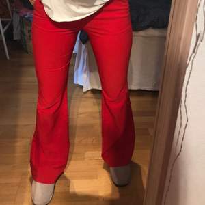 Röda kostymbyxor köpta i New York, storlek S men passar mig som brukar ha M i byxor, jag är ca 171 cm lång