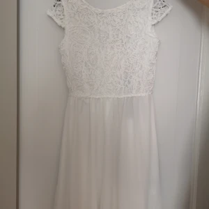 Vit oanvänd klänning - Ny klänning med lappen kvar! Köparen betalar frakt.
