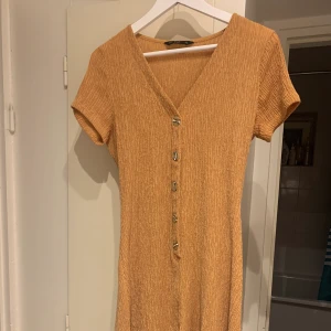 Skön klänning  - Bra skick, aldrig använt (fel storlek på mig) super skönt tyg. 