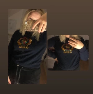 Blå tröja  - Blå tröja med ett motiv på som står Queen, i storlek Xs/s köparen står för frakt=65kr❣️hör av dig för något speciellt😊