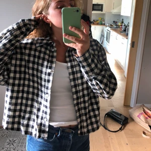 Rutig skjorta - Jättesnygg skjorta från Weekday som desvärre inte kommer till så stor användning längre🤍🖤