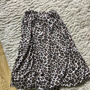 Kjol hm - Strl 36. Köparen betalar frakt för 60 kr.