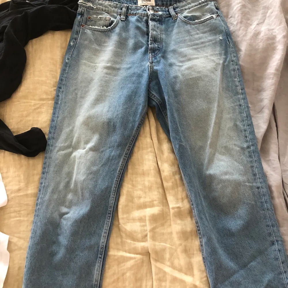 Dessa jeans är så himla fina, lite korta i benen med ursnygga slitningar runt om jeansen😍 sitter snyggt över rumpa och lår.. Jeans & Byxor.