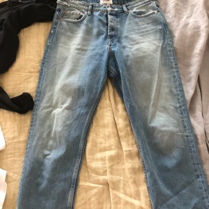 Urtvättade blåa zara jeans - Dessa jeans är så himla fina, lite korta i benen med ursnygga slitningar runt om jeansen😍 sitter snyggt över rumpa och lår.