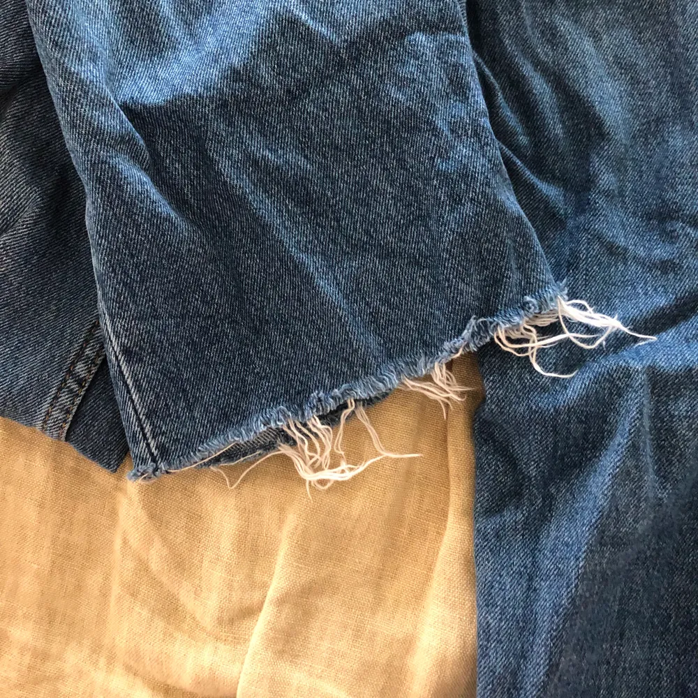 Jeansen är i gott skick, älskar passformen på dessa jeans då de sitter otroligt smickrande över rumpa och midja😍. Jeans & Byxor.