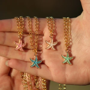 Starfish Halsband - Starfish halsband som är nickelfria, finns i färgerna rosa/grön/blå/vit med gulddetaljer. Skickas endast, köparen står för frakt - 11 kr. Betalning via Swish 