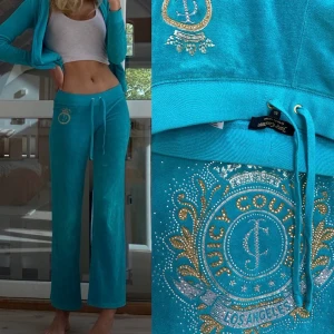 BUDGIVNING TILL 8/8 - Säljer mitt trendiga Juicy Couture då jag aldrig använder det. Så skönt och är i väldigt fint skick! Köpt i deras gamla butik i London, nypris ca 2000kr. Storleken är XS men passar XS-L. Dma för fler bilder💙 Bud: 1050 eller köp direkt för 1200kr 