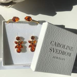 Caroline Svedbom smycken. Orangea örhängen 500kr , armbandet 300kr och grå örhängena 200kr. Eller alla för 800kr