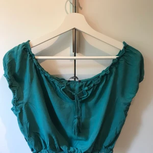 Topp GinaTricot - Croptop från Gina Tricot, använd vid ett tillfälle. 