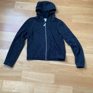 Hoodie med dragkedja  - Svart Hoodie med dragkedja. I strl 158/164 från HM. Passar inte mig längre och säljs därför för 40kr + frakt💓