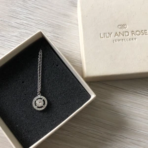 Lily and rose halsband - Säljer ett av mina Lily and rose halsband då jag har flera. Miss miranda, crystal. Nypris 295:- Box medföljer, ej inkl frakt.