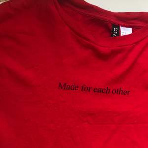 En röd tshirt från hm strl S men sitter som en XS. Fint skick, nästan aldrig använd. Säljer för 30kr + köparen står för frakt.