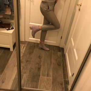 Hm kostymbyxor - Säljer dessa snygga kostymbyxor i storlek 32/34. Nypris 250kr. Använda några gånger men inte alls slitna. Hör av dig vid interesse😊