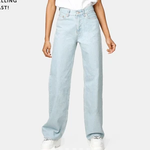 Junkyard jeans strl 25 - Säljer nu mina junkyard jeans i strl 25 då jag inte använder dem så mycket. Lite slitna längst ner då dem var lite långa för mig. Om det är flera som blir intresserade så blir det burgivning🌸🌟 (bild från deras hemsida)