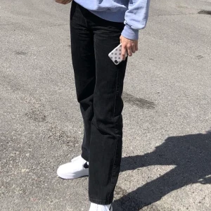Weekday Rowe Jeans - Säljer dessa jeans från weekday i modellen Rowe storlek 25/32, säljer pga att jag tycker de är lite korta på mig som är 173cm lång tyvärr :(💔 suupeer fin passform!! Slut på hemsidan! Möts upp i sthlm eller fraktar, frakt tillkommer 💕