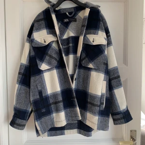 Rutig jacka från Zara - Den trendiga rutiga jackan från Zara i storlek Xs men den passar mig som har S i vanliga fall. Säljes pga att jag inte använder den. I väldigt bra skick. Köpare står för frakt. 