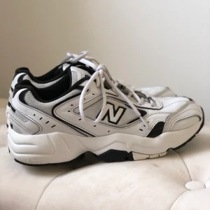 NewBalance 452 - Svarta och vita NewBalance 452 I superfint skick! Super fina skor som jag inte får användning av längre! Priset är exkl frakt 