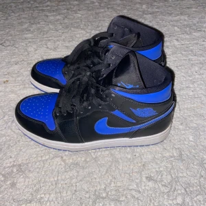 Jordans intressekoll - Intressekoll på mina Nike air jordan 1 mids, jättebra skick, skriv för fler bilder❤️ säljer pga att jag vill köpa nya skor o behöver pengarna:) buda 
